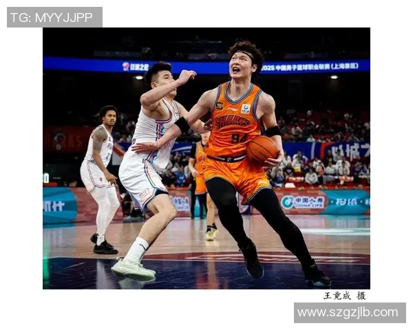 天津男篮与上海男篮激战正酣谁能在这场对决中笑到最后